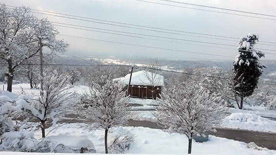köyde kar manzarası